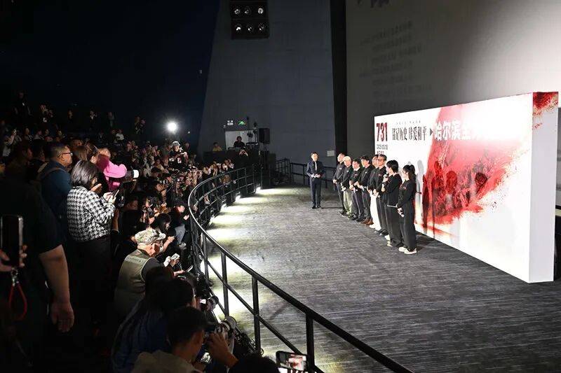 黑龙江省委书记许勤、省政协主席蓝绍敏<strong></p>
<p>原油</strong>，出席《731》全球首映