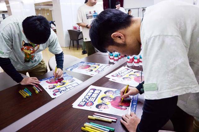 他<strong></p>
<p>原油</strong>，“恶狠狠”讲笑话，得了脱口秀冠军