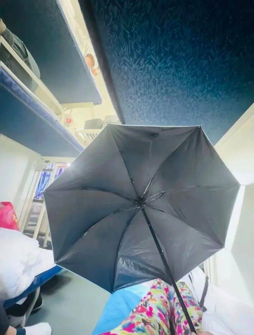 女生躺火车卧铺打伞遮隐私<strong></p>
<p>原油</strong>,“过道坐着两名陌生男乘客”,12306回应