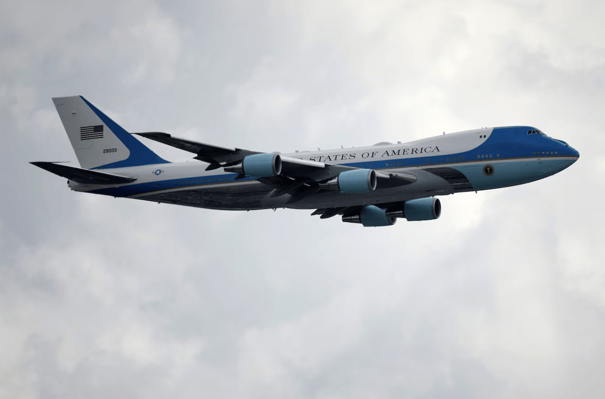 飞行员疑走神<strong></p>
<p>原油最新新闻</strong>,美客机惊险逼近特朗普专机 空管怒吼警告:别碰iPad了!