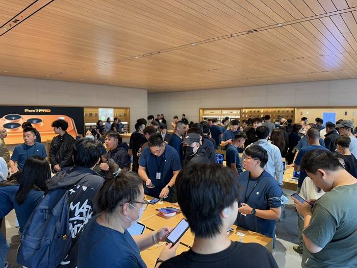 iPhone 17正式开售<strong></p>
<p>原油最新新闻</strong>,橙色Pro Max黄牛最高加价1500元