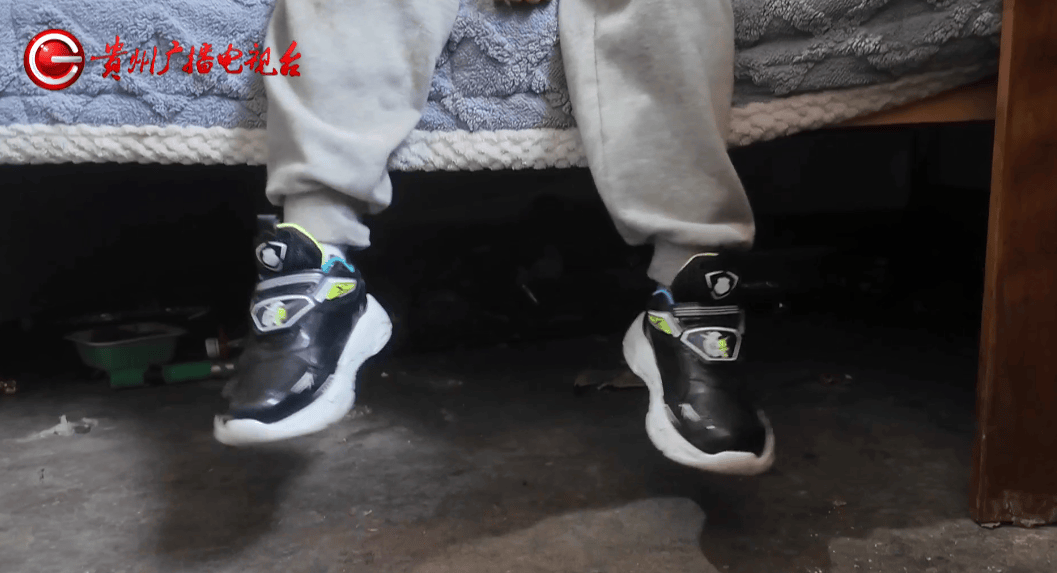 心酸!12岁男孩“独居”贵阳一安置房内<strong></p>
<p>原油最新新闻</strong>,父亲回应:迫于无奈,因为……