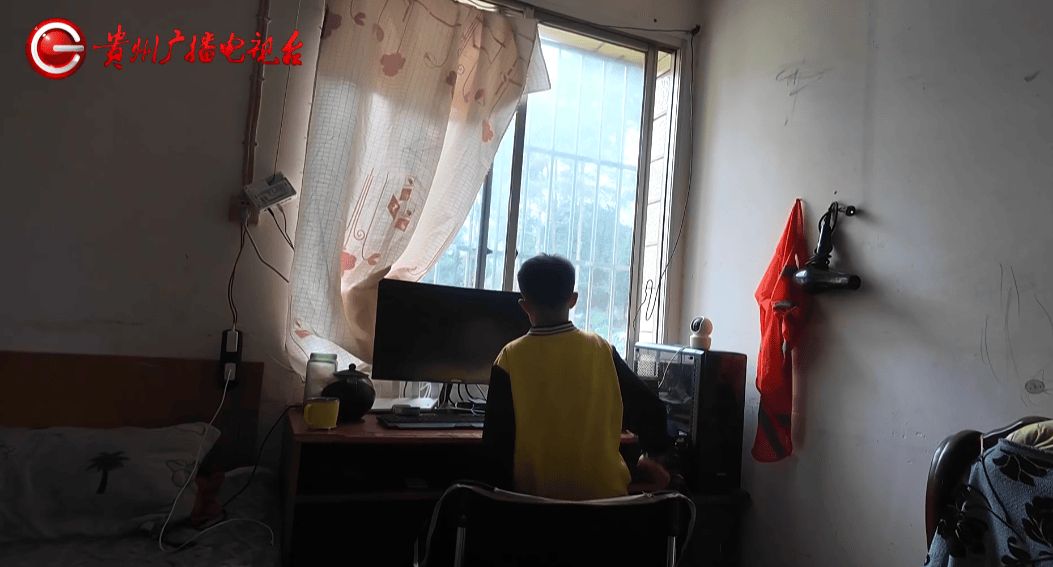心酸!12岁男孩“独居”贵阳一安置房内<strong></p>
<p>原油最新新闻</strong>,父亲回应:迫于无奈,因为……