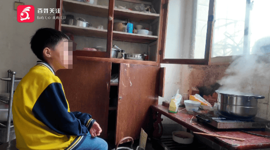 心酸!12岁男孩“独居”贵阳一安置房内<strong></p>
<p>原油最新新闻</strong>,父亲回应:迫于无奈,因为……