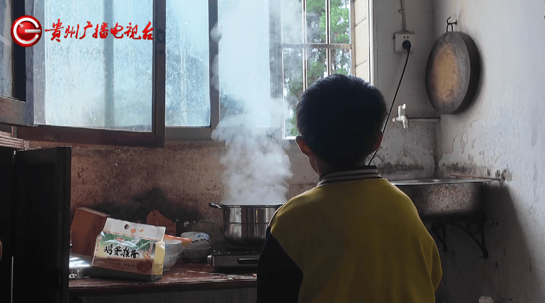心酸!12岁男孩“独居”贵阳一安置房内<strong></p>
<p>原油最新新闻</strong>,父亲回应:迫于无奈,因为……