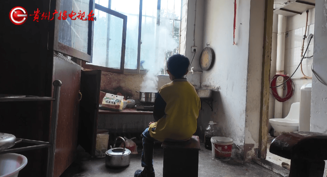 心酸!12岁男孩“独居”贵阳一安置房内<strong></p>
<p>原油最新新闻</strong>,父亲回应:迫于无奈,因为……