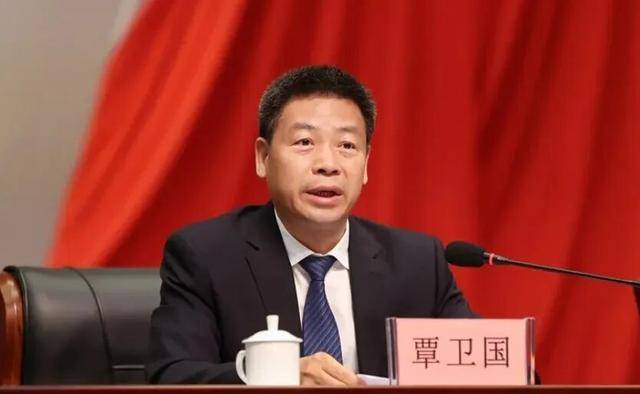 中央批准任省委常委后<strong></p>
<p>原油最新新闻</strong>,他被免去副省长职务