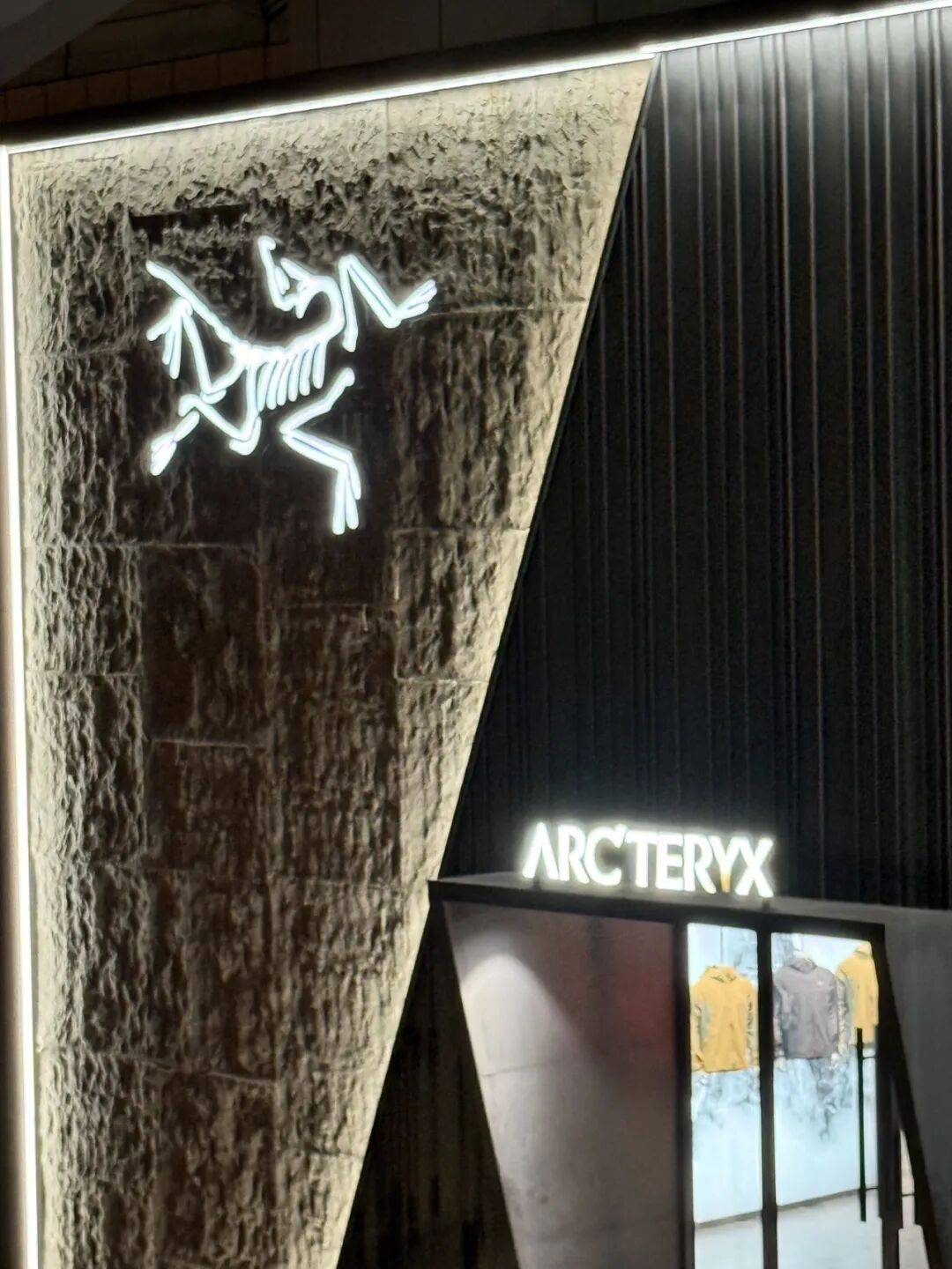 消费者开始退货<strong></p>
<p>原油任务</strong>！始祖鸟又被曝海内外道歉内容不一致