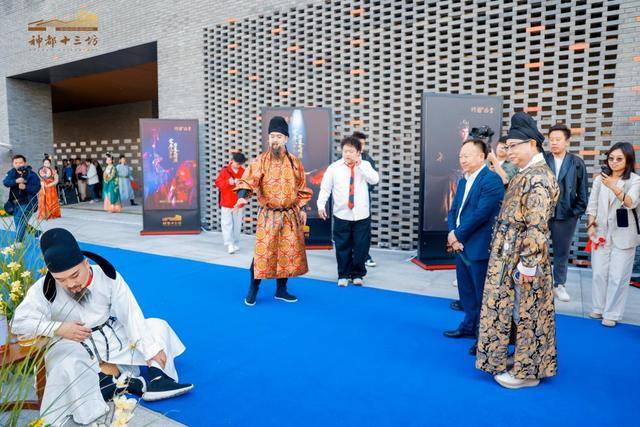 “新神都”来了<strong></p>
<p>原油任务</strong>!洛阳神都十三坊品牌发布会戏剧化开幕