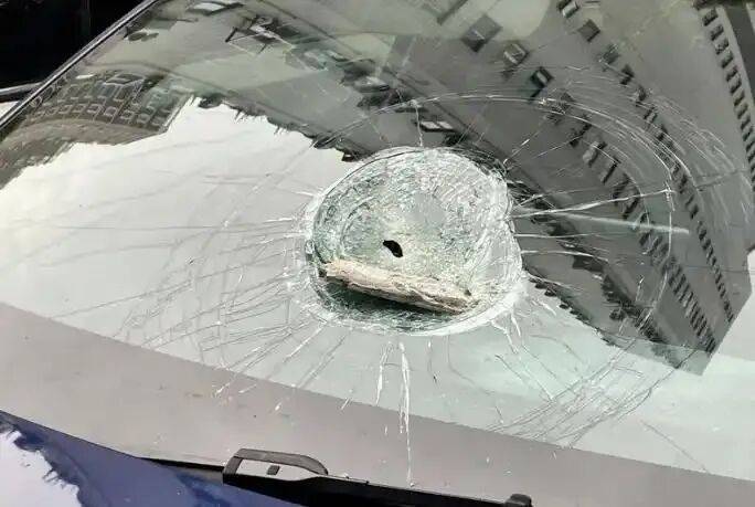 小区32楼外墙瓷砖脱落砸9车致凹陷<strong></p>
<p>原油任务</strong>,居民反映情况,物业回应将交由保险公司核定处理