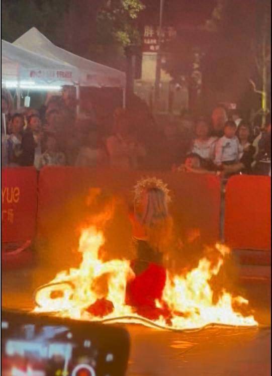 云南昆明商场表演“火裙舞”，一名女演员裙子引燃被烧伤