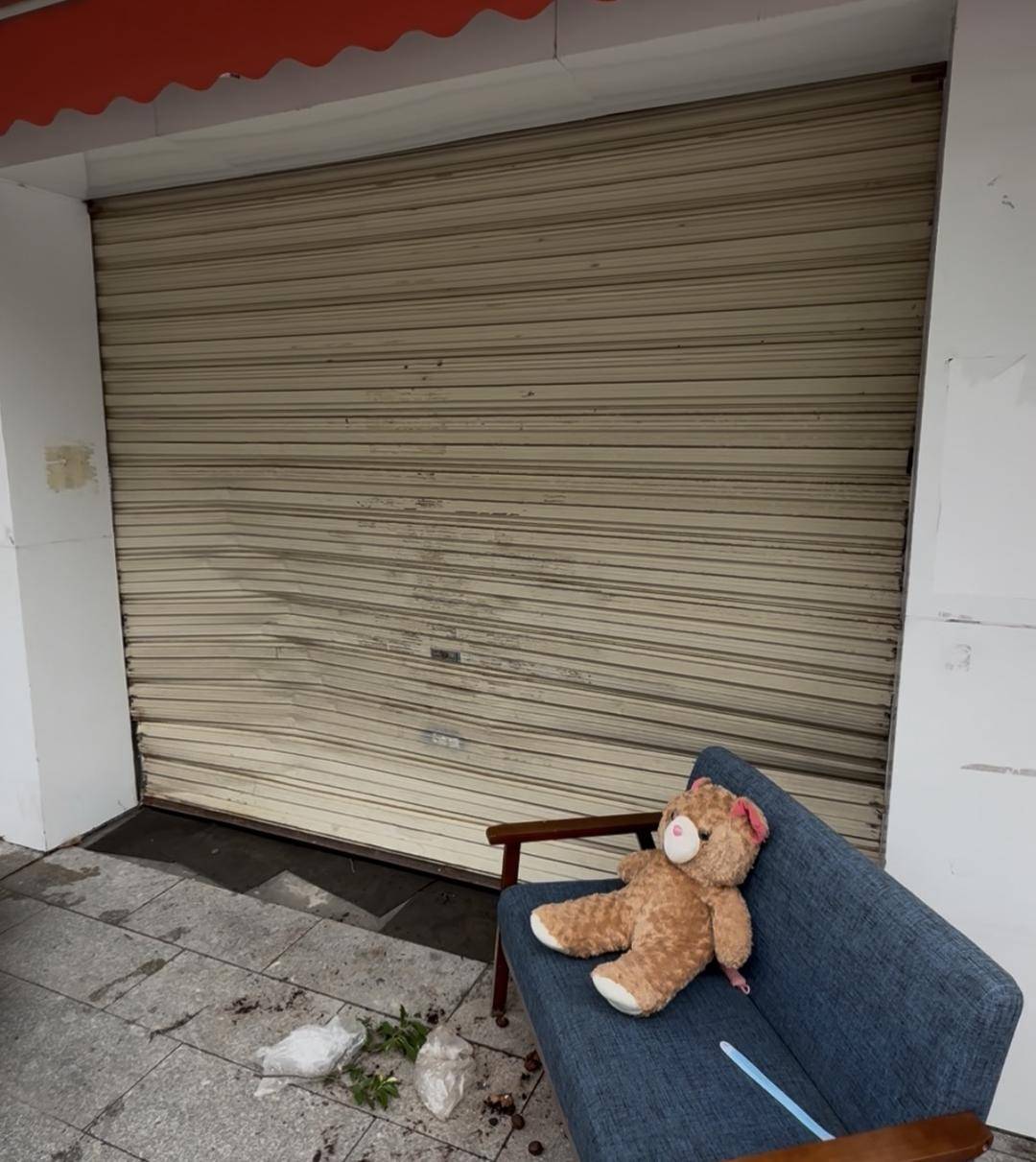 台风天珠海一司机驾越野车造浪冲破多家店玻璃<strong></p>
<p>阳春房产资讯网</strong>,警方:行拘10日!