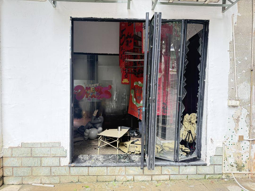 台风天珠海一司机驾越野车造浪冲破多家店玻璃<strong></p>
<p>阳春房产资讯网</strong>,警方:行拘10日!