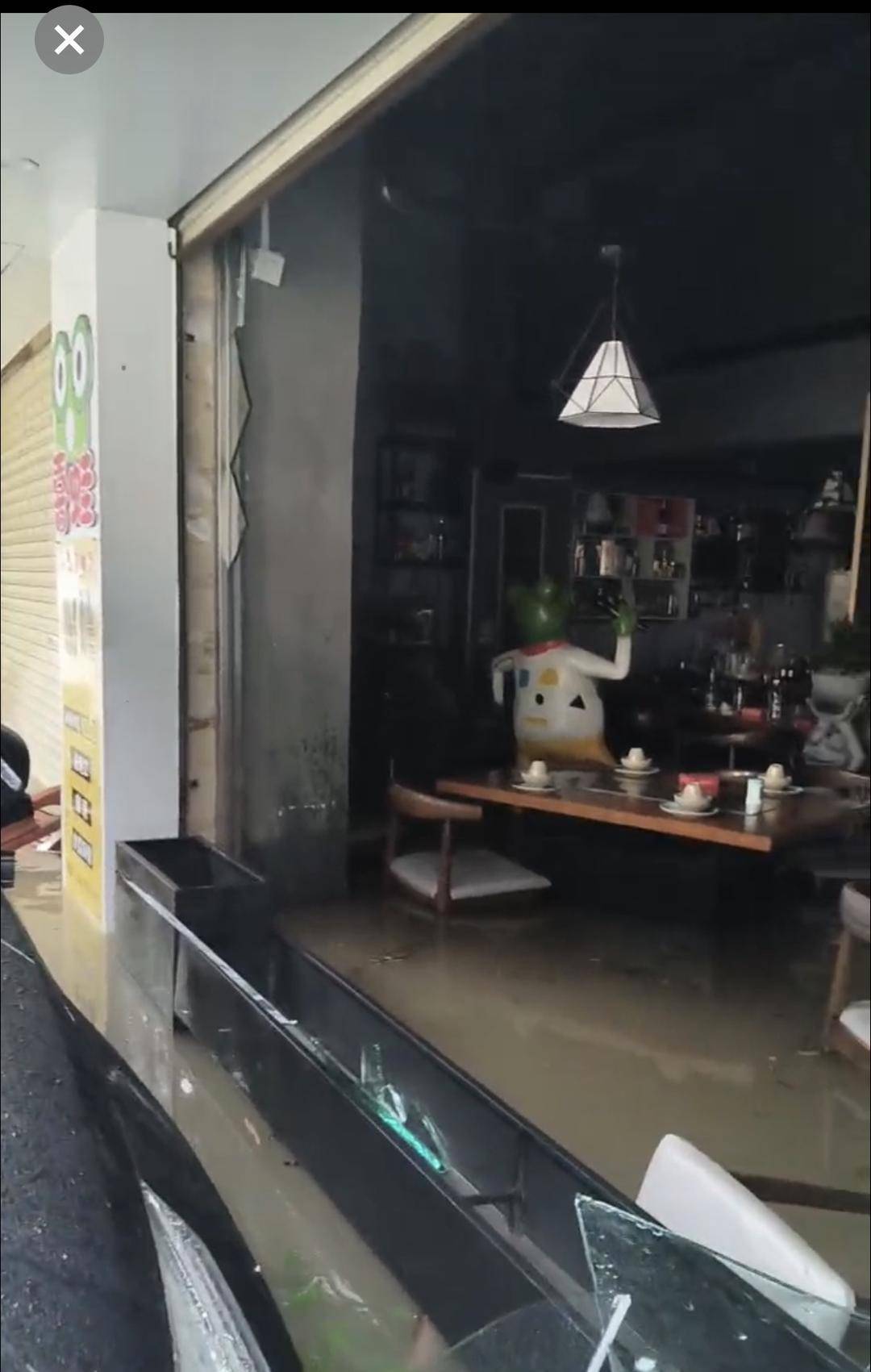 台风天珠海一司机驾越野车造浪冲破多家店玻璃<strong></p>
<p>阳春房产资讯网</strong>,警方:行拘10日!