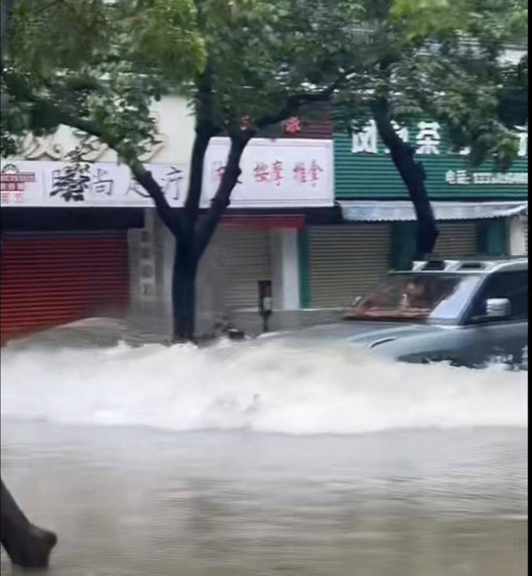 台风天珠海一司机驾越野车造浪冲破多家店玻璃<strong></p>
<p>阳春房产资讯网</strong>,警方:行拘10日!