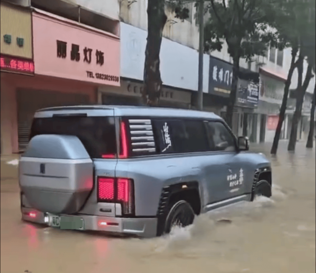 台风天珠海一司机驾越野车造浪冲破多家店玻璃<strong></p>
<p>阳春房产资讯网</strong>,警方:行拘10日!