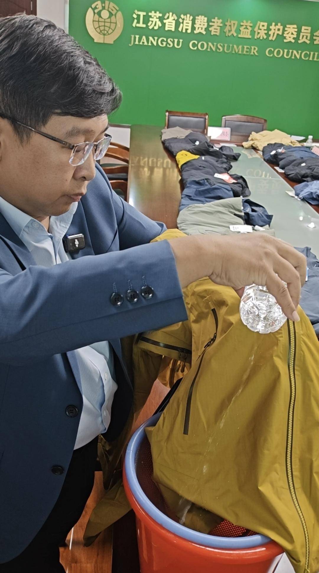 注意!冲锋衣40款里3款“不防水”<strong></p>
<p>阳春房产资讯网</strong>,教你一招在家也能测