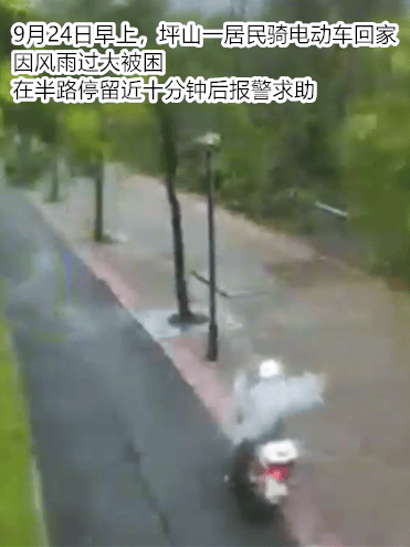台风夜<strong></p>
<p>阳春房产资讯网</strong>,深圳有人溺水!紧急!“桦加沙”过境,这些画面泪目