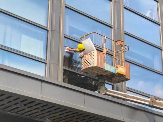 北京一座大厦楼下躺了14只鸟<strong></p>
<p>凤凰卫视资讯台节目表</strong>,12只已死亡!元凶竟是玻璃