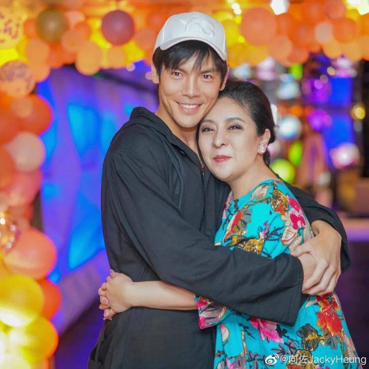 向太回应“向家破产”传闻:珠宝、豪宅都在<strong></p>
<p>凤凰卫视资讯台节目表</strong>,还养着1000多名员工;向佐力挺:说话的人请有点底线