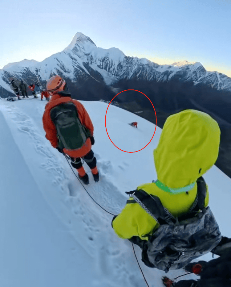 海拔5588米雪山上男子滑坠遇难 亲人:<strong></p>
<p>凤凰卫视资讯台节目表</strong>他解开安全绳给同行游客拍照被冰爪绊倒