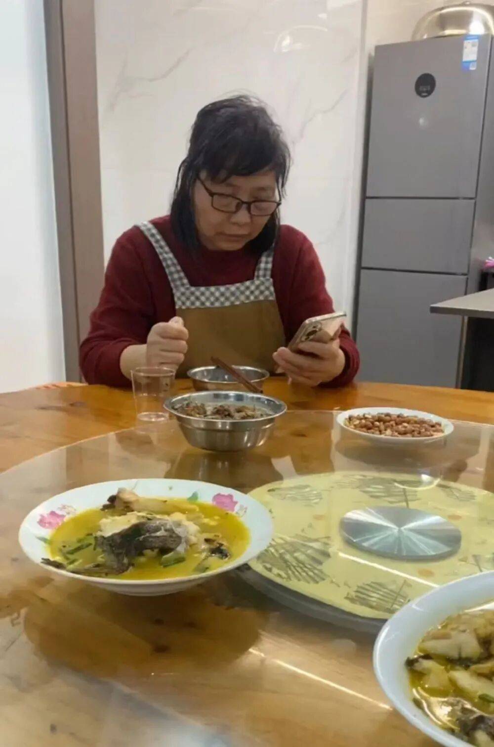 “看到妈妈46个未接来电<strong></p>
<p>凤凰卫视资讯台节目表</strong>,心像被重锤击中”