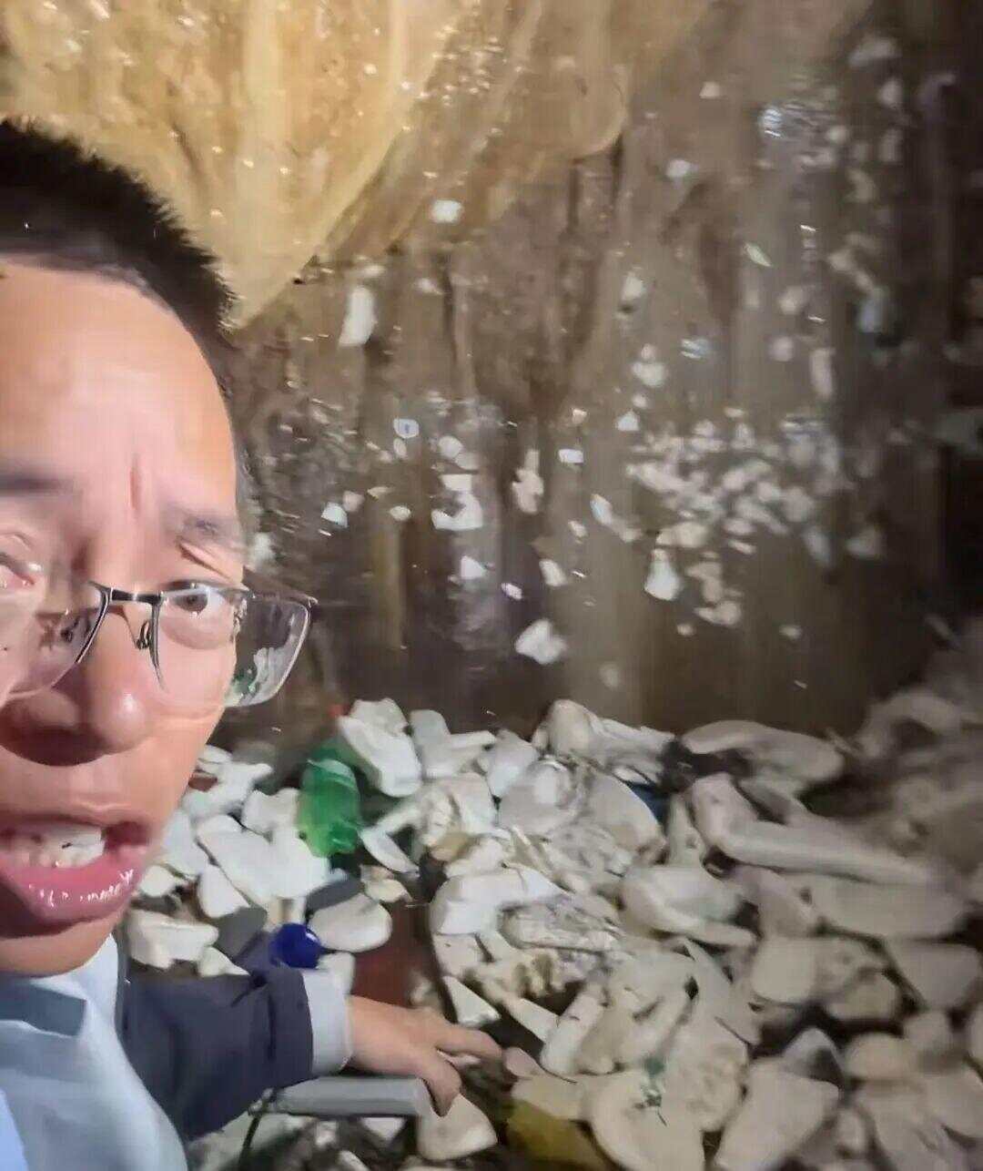 网友曝光溶洞垃圾成山、粪便满地<strong></p>
<p>凤凰卫视资讯台节目表</strong>,“至少十层楼高”!官方通报