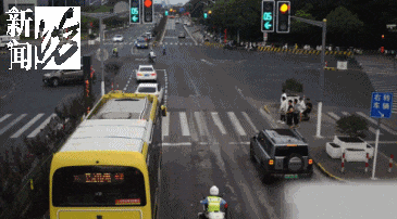 事发上海晚高峰!汹涌车流中<strong></p>
<p>中国投资资讯网007</strong>,一男子绝望跳车,直奔民警而去……