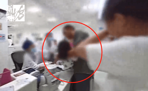 事发上海晚高峰!汹涌车流中<strong></p>
<p>中国投资资讯网007</strong>,一男子绝望跳车,直奔民警而去……