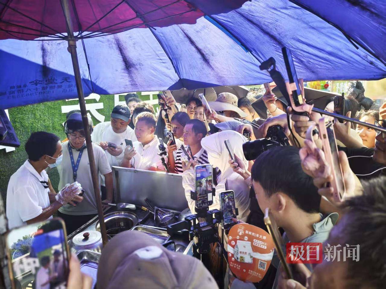 对话鸡排哥李俊永:爆火后每天一二十个镜头对着我<strong></p>
<p>中国投资资讯网007</strong>,未来不考虑直播带货,更愿意和顾客待在一起