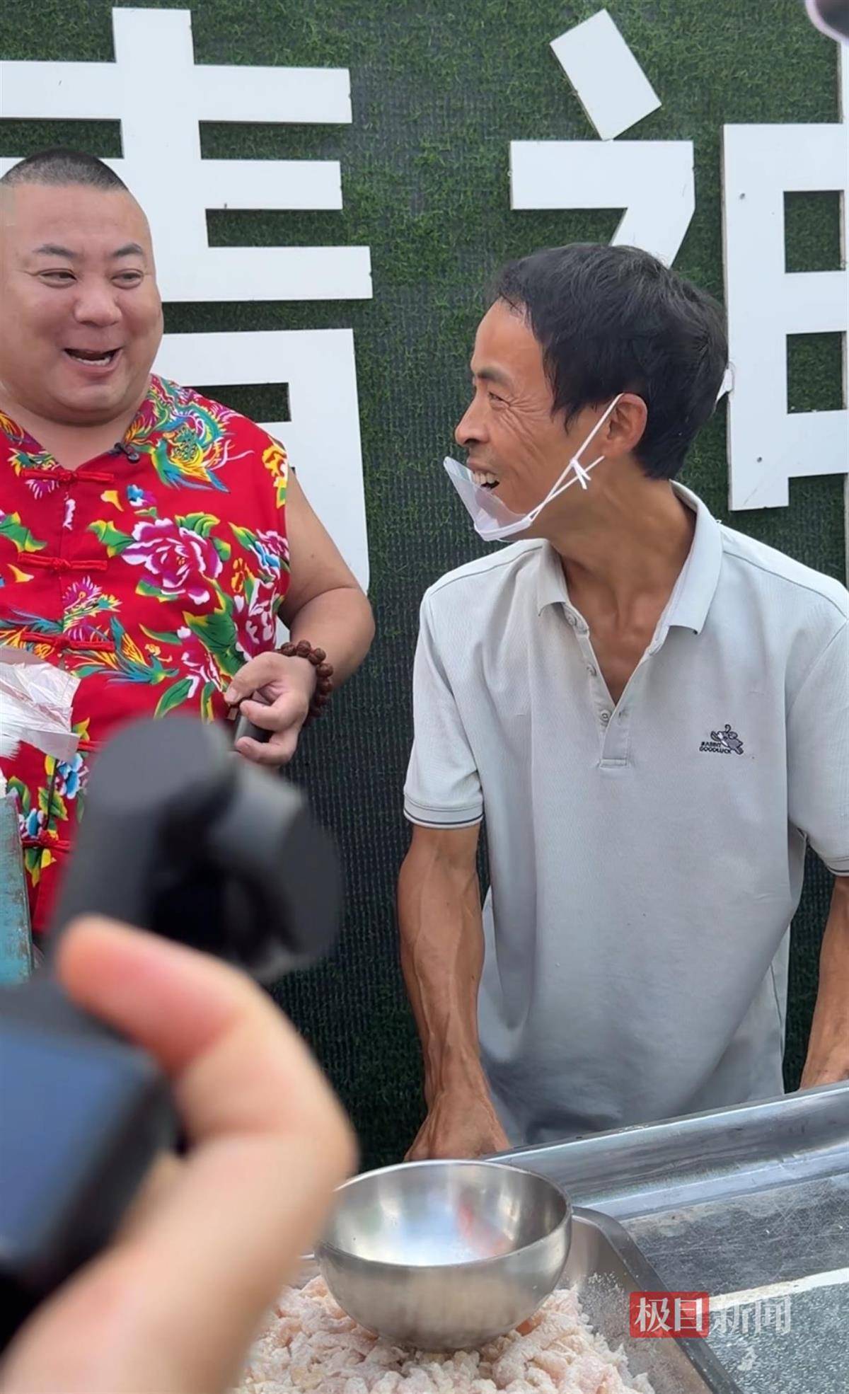 对话鸡排哥李俊永:爆火后每天一二十个镜头对着我<strong></p>
<p>中国投资资讯网007</strong>,未来不考虑直播带货,更愿意和顾客待在一起