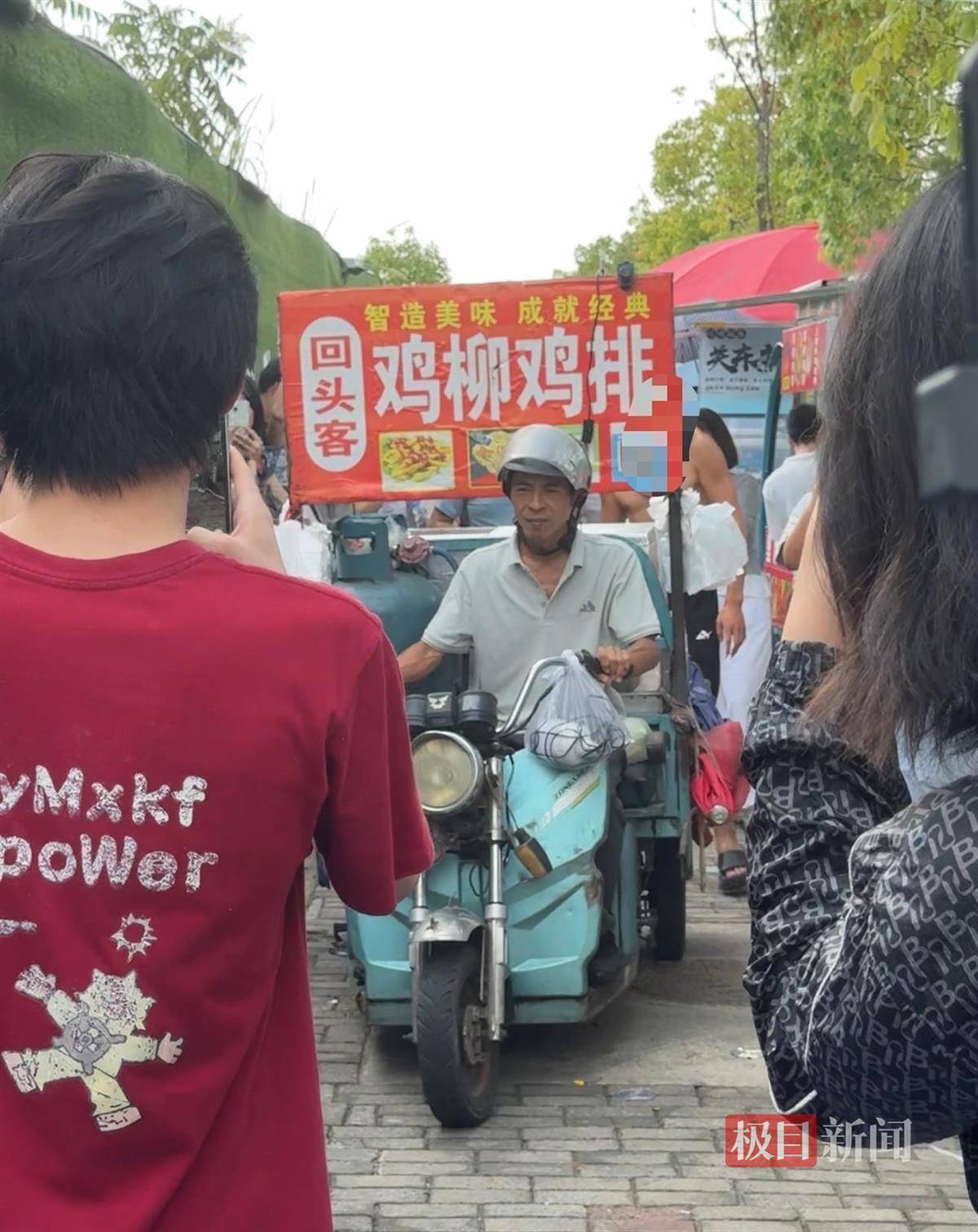 对话鸡排哥李俊永:爆火后每天一二十个镜头对着我<strong></p>
<p>中国投资资讯网007</strong>,未来不考虑直播带货,更愿意和顾客待在一起