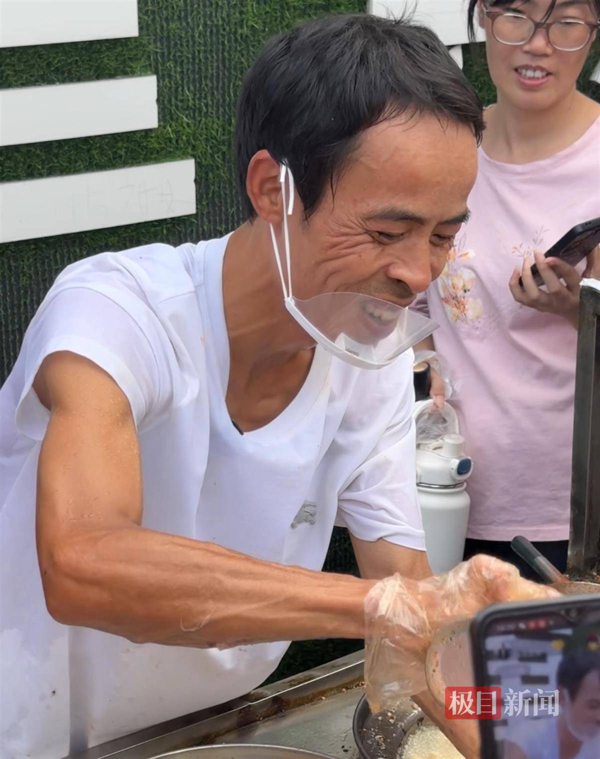 对话鸡排哥李俊永:爆火后每天一二十个镜头对着我<strong></p>
<p>中国投资资讯网007</strong>,未来不考虑直播带货,更愿意和顾客待在一起