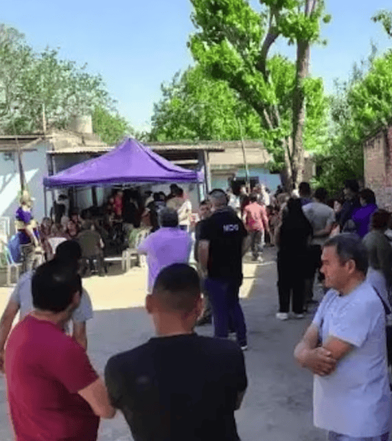 阿根廷一男子现身自己的葬礼<strong></p>
<p>中国投资资讯网007</strong>,大喊“我还活着”