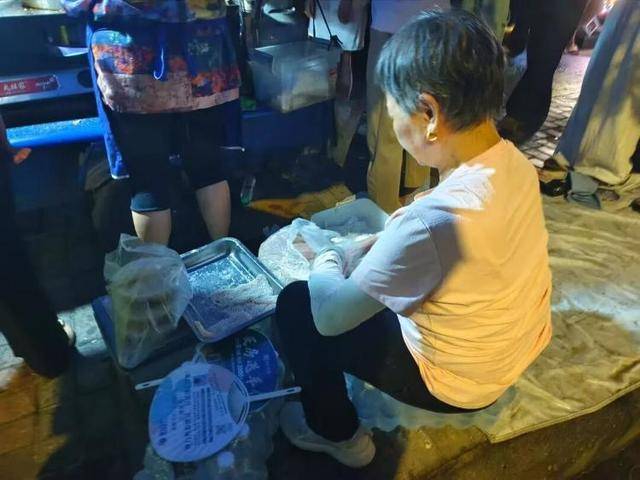 被流量砸中的“鸡排哥”:炸到中暑<strong></p>
<p>中国投资资讯网007</strong>,每天睡三四个小时,怕辜负顾客不舍得休息