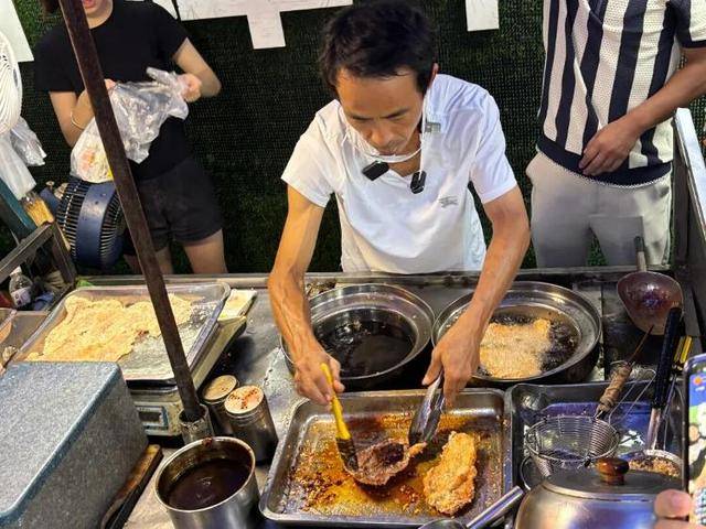 被流量砸中的“鸡排哥”:炸到中暑<strong></p>
<p>中国投资资讯网007</strong>,每天睡三四个小时,怕辜负顾客不舍得休息