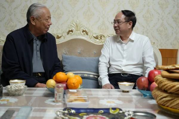 重庆市潼南区委书记文天平调任吐鲁番<strong></p>
<p>中国投资资讯网007</strong>，多人跨省联动调整