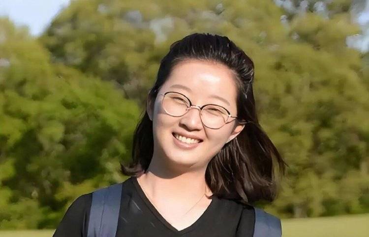 章莹颖男友国庆探望章父并协助直播<strong></p>
<p>豆粕资讯信息</strong>,网友劝其早点结婚,本人回应