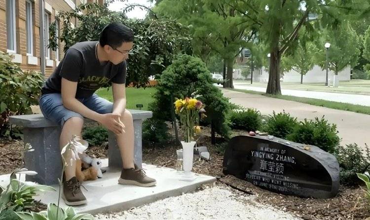 章莹颖男友国庆探望章父并协助直播<strong></p>
<p>豆粕资讯信息</strong>,网友劝其早点结婚,本人回应