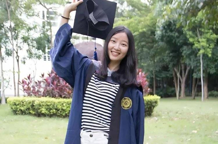 章莹颖男友国庆探望章父并协助直播<strong></p>
<p>豆粕资讯信息</strong>,网友劝其早点结婚,本人回应