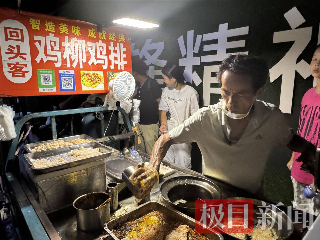 “鸡排哥”赚得盆满钵满购置多套房产?当事人幽默回应:还没到一个亿<strong></p>
<p>豆粕资讯信息</strong>,你多来,我才能多卖2份