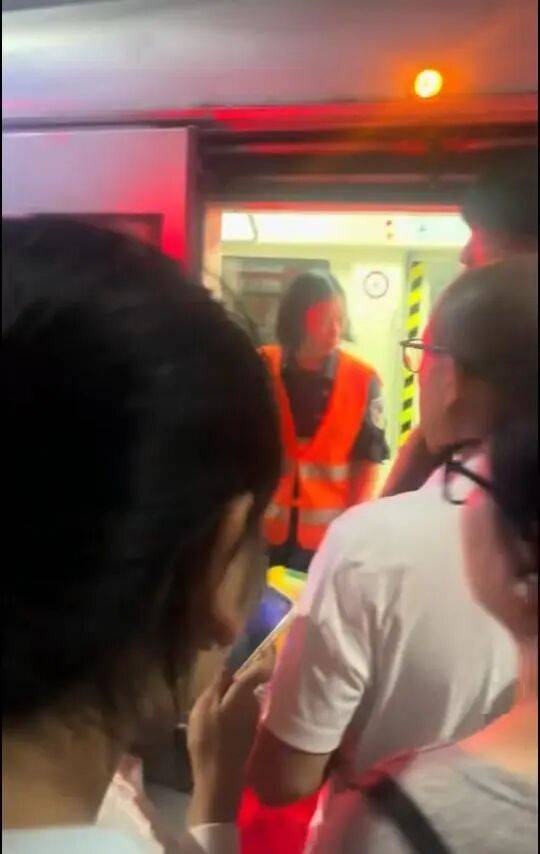 大连地铁发生故障停运一小时<strong></p>
<p>豆粕资讯信息</strong>,目击者称看到120和警车,工作人员否认列车和人相撞,故障原因在落实中