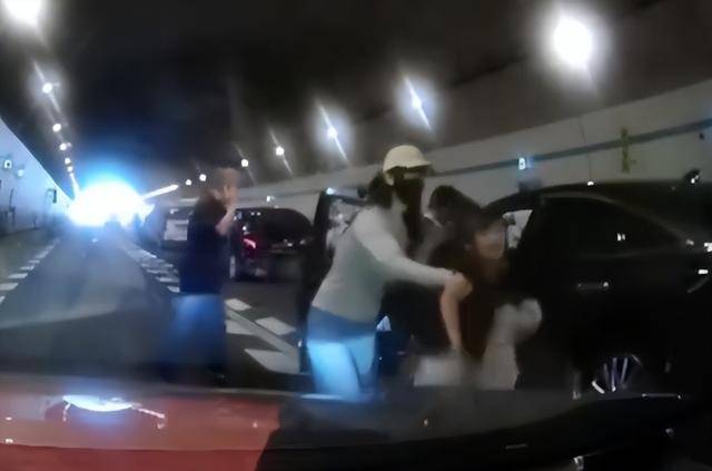 10岁男孩隧道内跪地拦车：哭得撕心裂肺<strong></p>
<p>香港赛冯资讯</strong>，求人救他妈妈