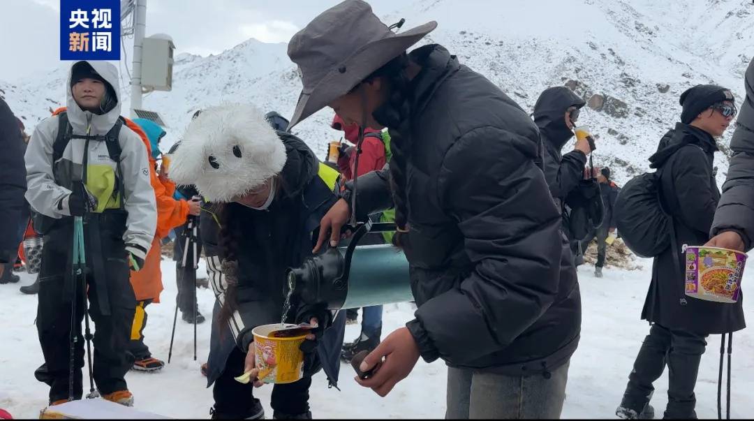 珠峰景区游客被困最新进展:已有350名游客获救<strong></p>
<p>香港赛冯资讯</strong>,其余200多名游客已全部取得联系