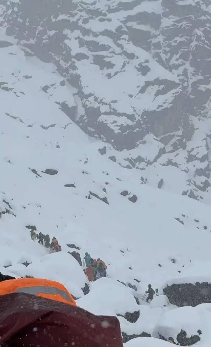 珠峰景区游客被困最新进展:已有350名游客获救<strong></p>
<p>香港赛冯资讯</strong>,其余200多名游客已全部取得联系