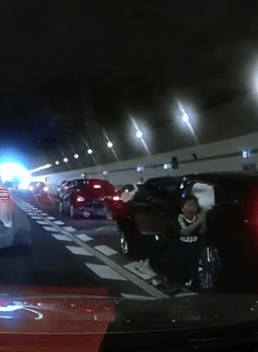 广州一男孩跪地拦车救母感动全网<strong></p>
<p>香港赛冯资讯</strong>,妈妈回应:哭着看完视频,“没有想到孩子这么爱我”