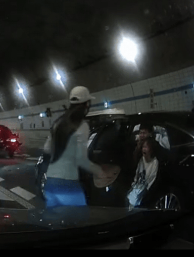 广州一男孩跪地拦车救母感动全网<strong></p>
<p>香港赛冯资讯</strong>,妈妈回应:哭着看完视频,“没有想到孩子这么爱我”