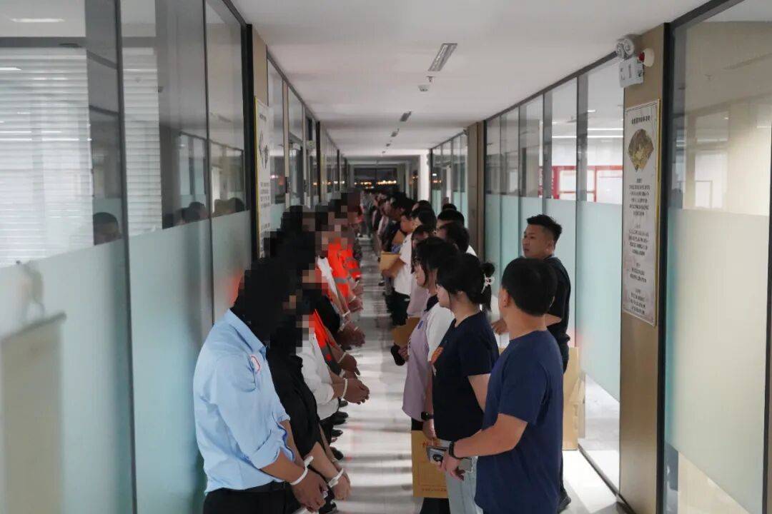 “大师”<strong></p>
<p>香港赛冯资讯</strong>，你算到自己今天被抓了吗？