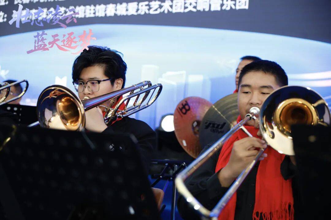 DNA彻底动了!全场跟唱<strong></p>
<p>香港赛冯资讯</strong>,这氛围太顶了!