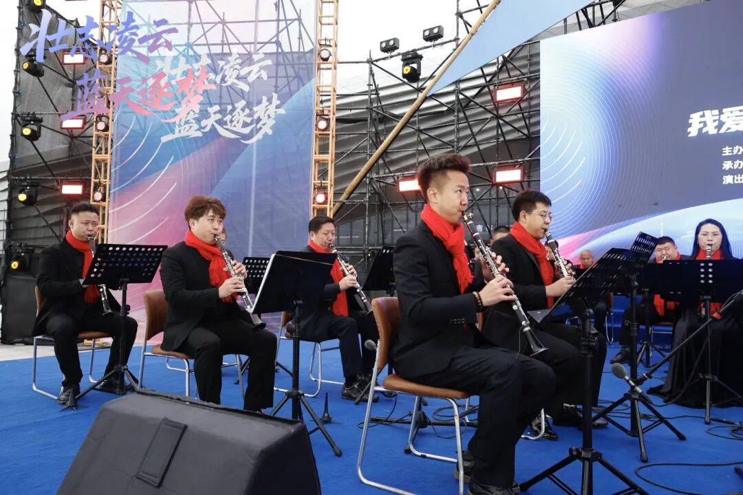 DNA彻底动了!全场跟唱<strong></p>
<p>香港赛冯资讯</strong>,这氛围太顶了!